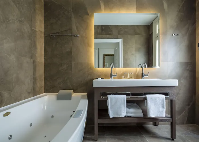 3 Sixty & فندق نافبليو